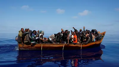 مهاجرون يبحرون على متن قارب حديدي