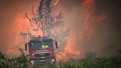 سيارة إطفاء في موقع الحرائق بالقدس