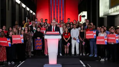 كير ستارمر، زعيم حزب العمال البريطاني، يتحدث في حفل استقبال للاحتفال بفوزه في الانتخابات