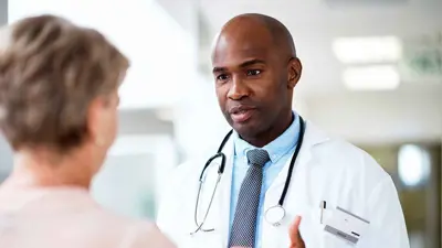 طبيب ينصح مريضة 