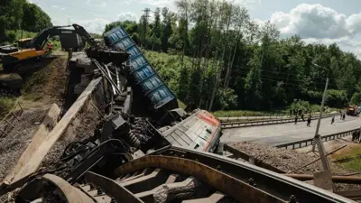 جسر للسكك الحديدية بعد انهياره في بريانسك