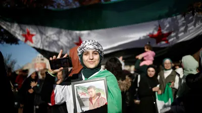 فتاة سورية تحتفل بسقوط الأسد