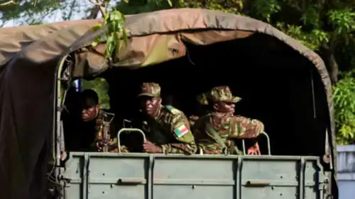 جنود على متن مركبة عسكرية في بنين بعد إحباط محاولة الانقلاب