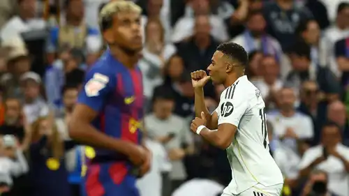 مبابي يحتفل أمام يامال في الكلاسيكو