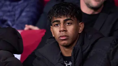 يامال تابع مباراة برشلونة وأتلتيكو مدريد من المدرجات