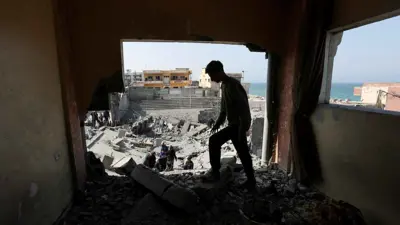 فلسطيني يتفقد مبنى بعد قصف إسرائيلي وسط غزة