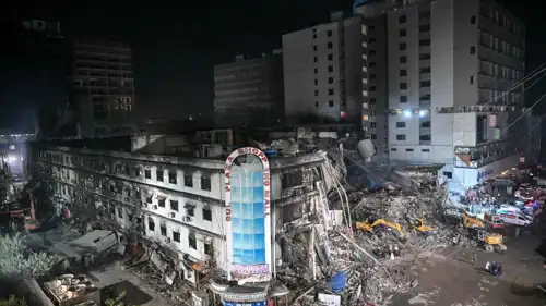 المجمع التجاري الذي تعرض للحريق في كراتشي