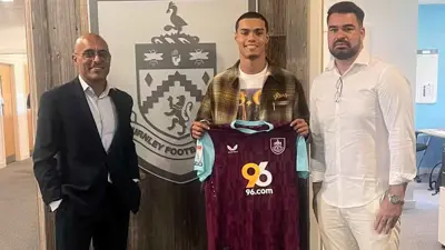 جواو مينديز بقميص بيرنلي