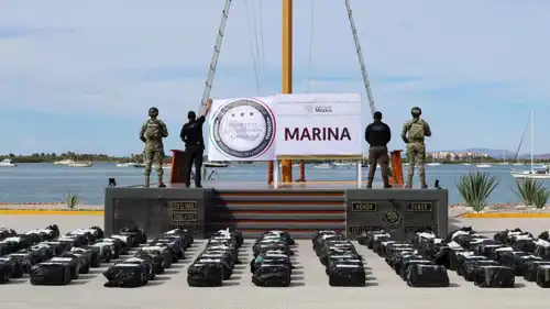 البحرية المكسيكية تعرض الكوكايين الذي تم ضبطه