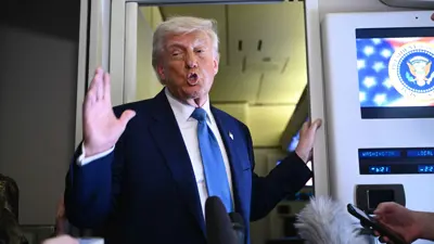 ترامب يتحدث للإعلاميين المرافقين له على متن الطائرة