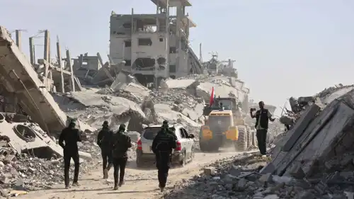 عناصر من حركة حماس عقب الهدنة في غزة