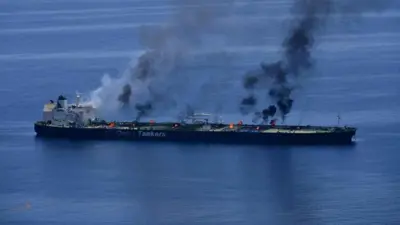 ألسنة اللهب والدخان تتصاعد من ناقلة النفط سونيون