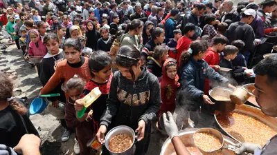 نقطة توزيع طعام مجانية في مخيم النصيرات