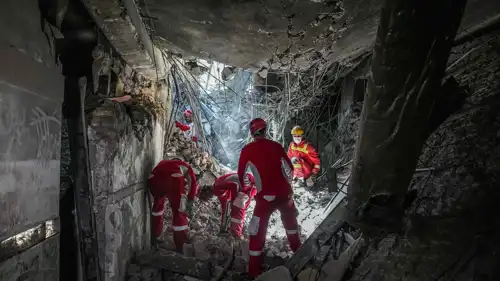 رجال الإنقاذ بين أنقاض مجمع سجن إيفين في طهران