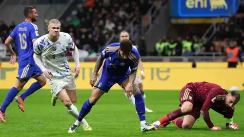 إيرلينغ هالاند أثناء تسجيله في مرمى إيطاليا