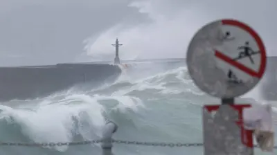 امواج عاتية مع وصول الإعصار "جايمي" إلى تايوان