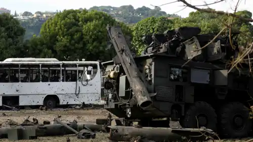 مركبات مدمرة في قاعدة عسكرية فنزويلية بعد الهجوم الأمريكي