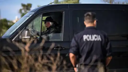 عنصران من الشرطة الألمانية