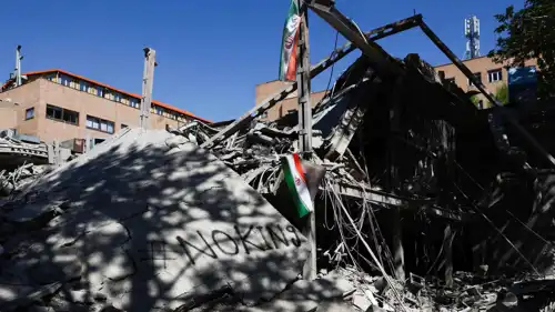 العلم الإيراني وسط أنقاض في طهران