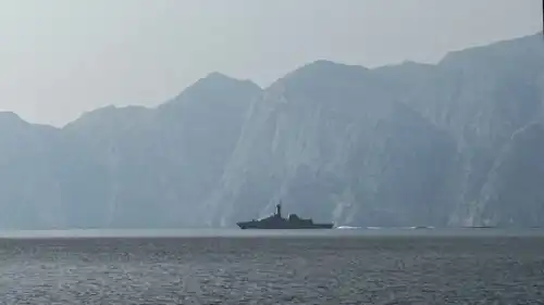  سفينة تبحر في مضيق هرمز