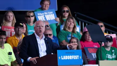  تيم فالز يتحدث خلال زيارته لميلووكي بولاية ويسكونسن