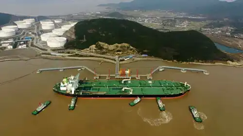 قاطرات ناقلة نفطية ترسو في ميناء تشوشان الصيني