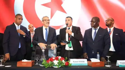 معز الناصري (وسط الصورة) بعد عملية فرز الأصوات