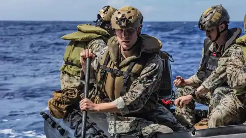 عناصر من المارينز يستعدون للإنزال من "يو إس إس آشلاند"