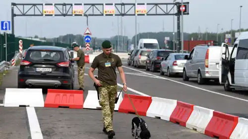 جنود أوكرانيون عند معبر حدودي