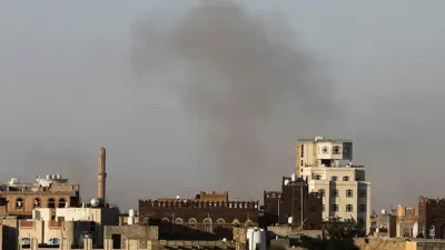 الدخان يتصاعد من مطار صنعاء