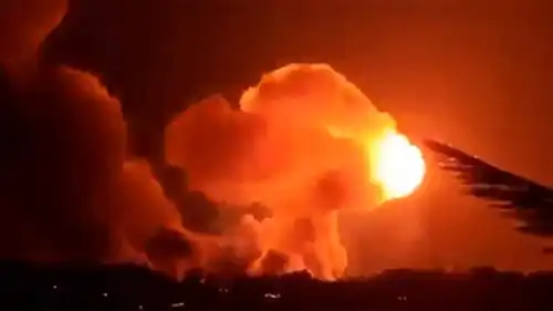 قنابل الخارقة للتحصينات تدمر مستودع ذخيرة بأصفهان