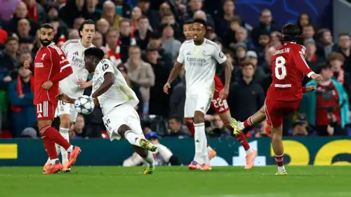 لمسة يد تشواميني داخل منطقة الجزاء