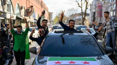 من  الاحتفالات بسقوط نظام الأسد في دمشق