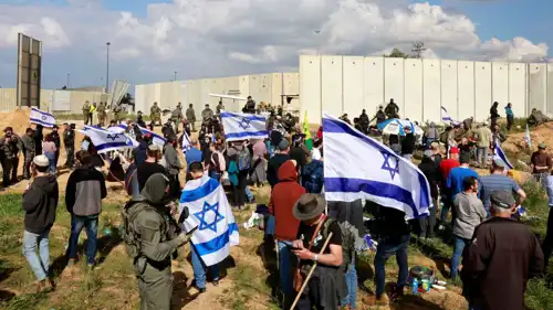 متظاهرون من اليمين الإسرائيلي المتطرف يحاولون منع وصول مساعدات إلى غزة