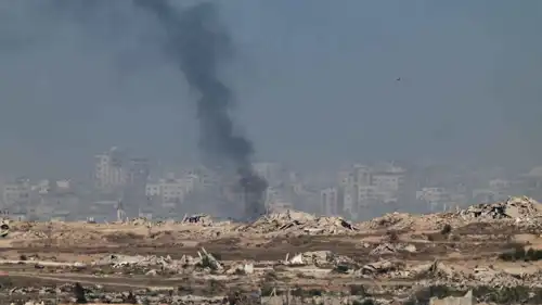 دخان يتصاعد من مدينة غزة اليوم جراء القصف الإسرائيلي