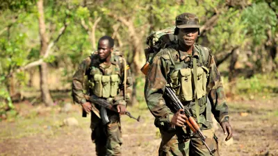 جنديان في الجيش الأوغندي