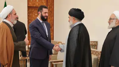 الرئيس السوري أحمد الشرع مع وجهاء الطائفة الشيعية