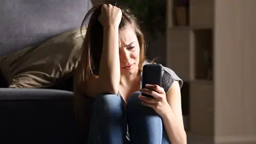 فتاة بيدها هاتف