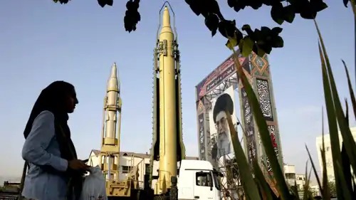صاروخ إيراني بجانب صورة المرشد الأعلى في طهران