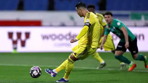 رونالدو يسجل في شباك النجمة