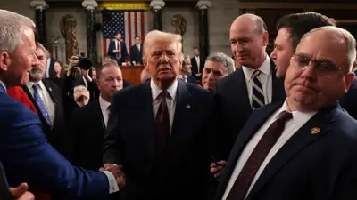 الرئيس الأمريكي يحيي المشرعين أثناء مغادرته الكونغرس عقب خطابه