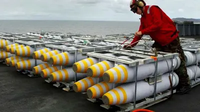 جندي أمريكي يحمل قنابل يبلغ وزنها 500 رطل  