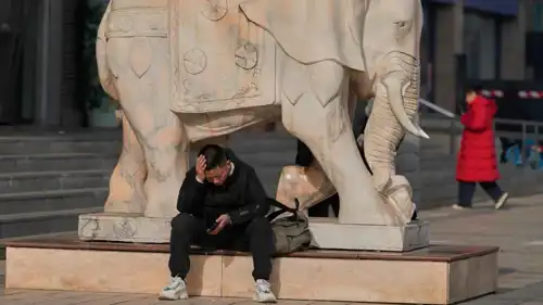 رجل يستخدم الهاتف في الصين