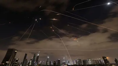 مقذوفات إيرانية وصواريخ اعتراضية في سماء إسرائيل