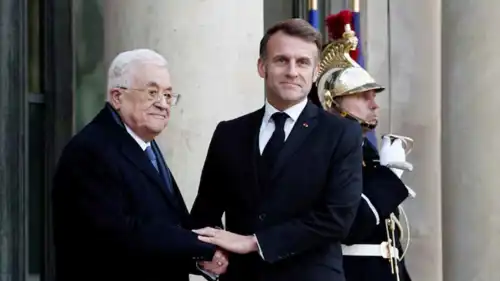 ماكرون مصافحًا عباس