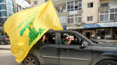 لبنانيون يرفعون علم حزب الله