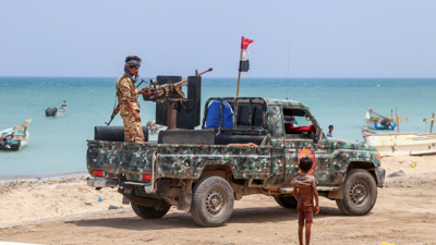 عنصر مسلح يتبع ميليشيا الحوثي في الحديدة