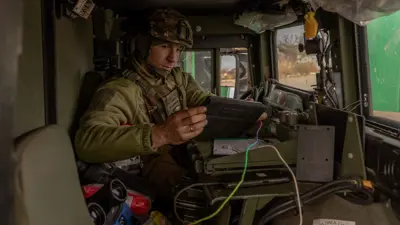 جندي أوكراني يقوم بتوجيه المسيرات