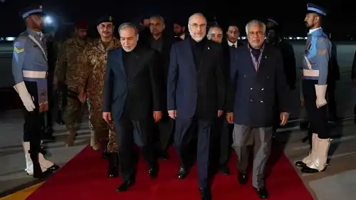قاليباف وعراقجي يتقدمان وفد إيران في مطار إسلام أباد