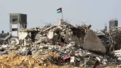 علم فلسطين فوق ركام في غزة